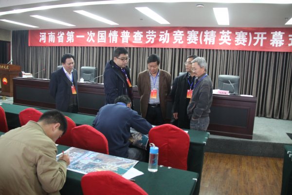 有关领导视察竞赛考场