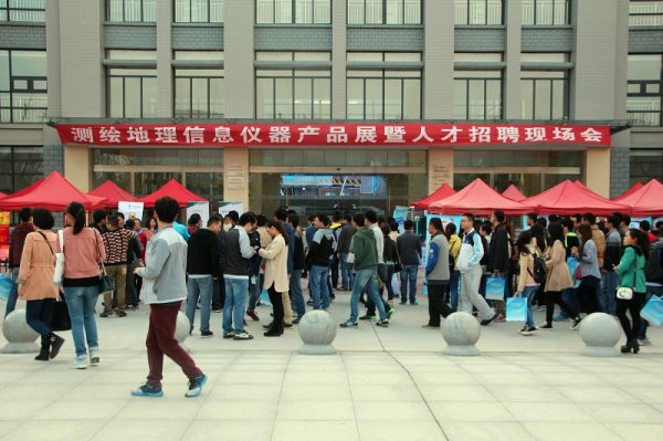 人才招聘会现场一