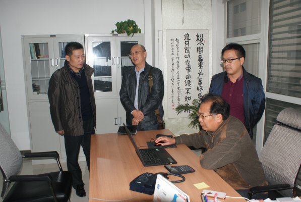 检查组工作人员在寰宇公司检查