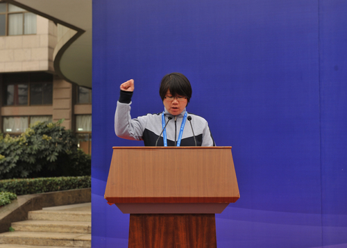 参赛选手代表在开幕式上宣誓