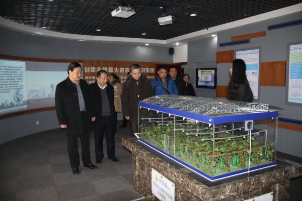 刘济宝参观智慧农业物联网温室大棚模型