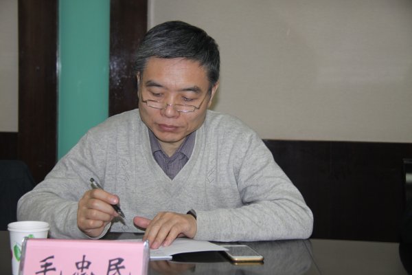 局党委委员毛忠民认真做记录