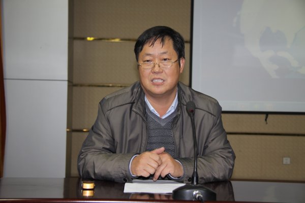 党委委员宋新龙主持报告会