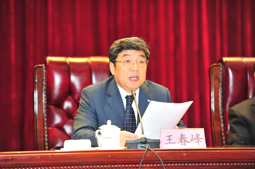 国家测绘地理信息局党组副书记、副局长王春峰宣读省级测绘地理信息行政主管部门