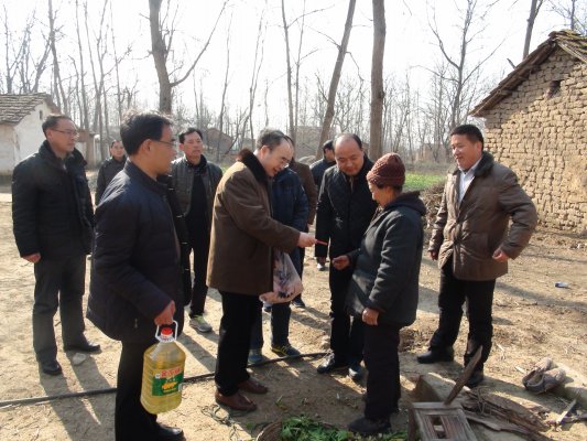 何晨亲手为贫困户送温暖