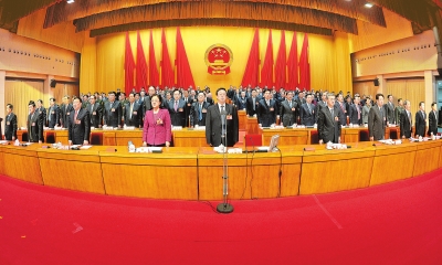 　1月31日下午，河南省第十二届人民代表大会第五次会议在圆满完成大会各项议程后胜利闭幕。(记者 杜小伟 摄)