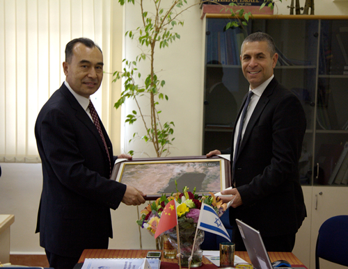 库热西向以色列国家测绘局局长赠送资源三号卫星影像