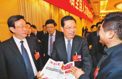 3月5日下午，中共中央政治局委员、中央书记处书记、中央组织部部长赵乐际参加河南代表团审议。会后，他在与基层代表范海涛亲切交谈时，阅读了当天《河南日报》关于全国&ldquo;两会&rdquo;的相关新闻报道。记者 郭宇 摄