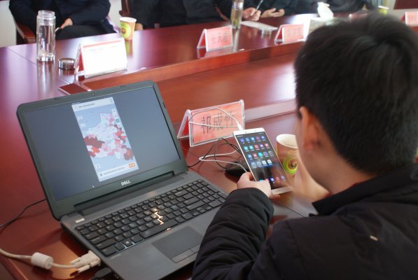 技术人员在进行扶贫系统演示