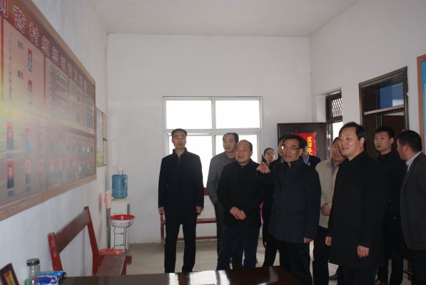 刘济宝参观刘营村党建工作