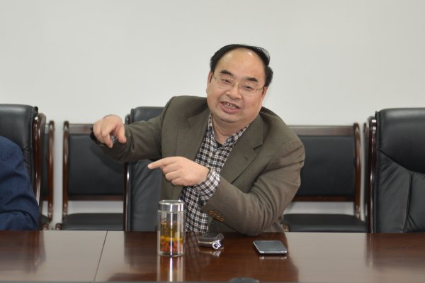 何晨参加评审会