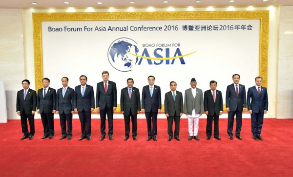 3月24日，国务院总理李克强出席博鳌亚洲论坛2016年年会开幕式，并发表题为《共绘充满活力的亚洲新愿景》的主旨演讲。这是开幕式前，李克强与出席年会的各国领导人合影。新华社记者 李涛 摄