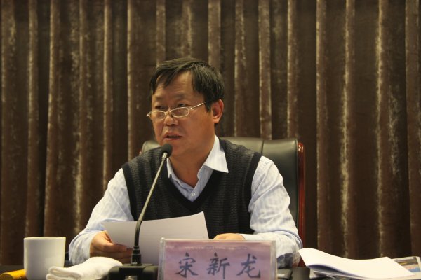 宋新龙宣读表彰决定