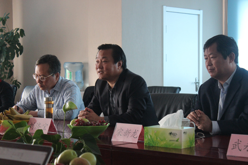 河南省测绘地理信息局局长刘济宝（中）河南省测绘地理信息局国土测绘处处长王伟（左）河南省测绘地理信息局副局长宋新龙（右）