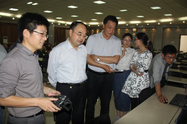 何晨观看无人机模拟操作