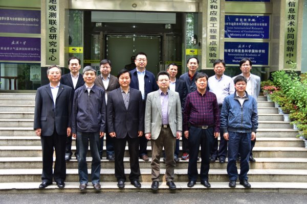 河南省测绘地理信息局刘济宝一行与武汉大学李建成等合影留念