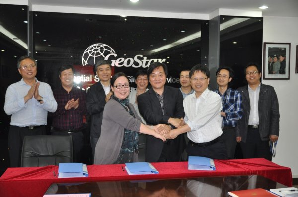 河南省测绘地理信息局刘济宝一行与武大吉奥信息技术有限公司签订合作协议