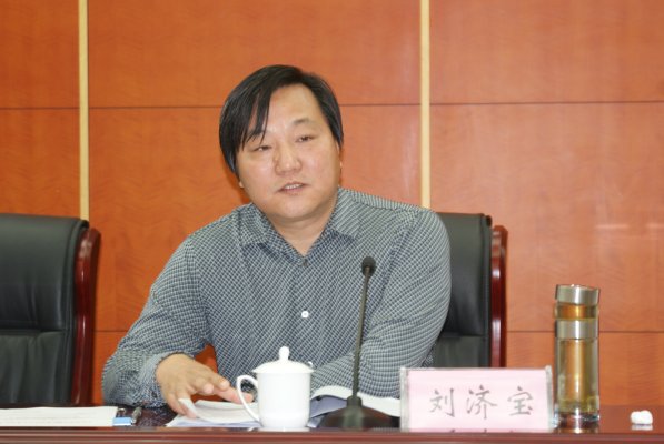 刘济宝给大家上党课