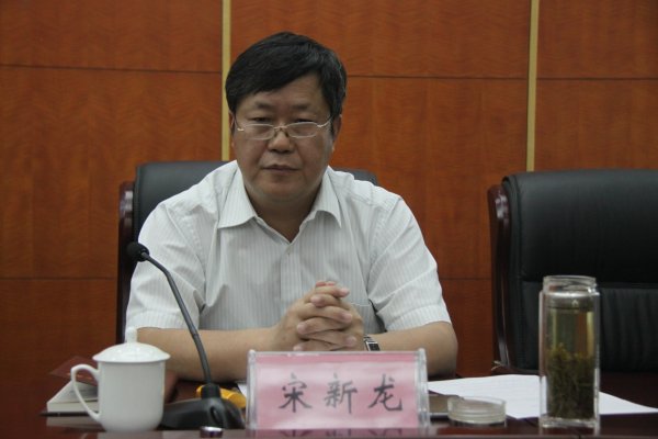 宋新龙主持会议并做大会学习总结