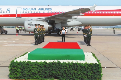 6月12日下午，申亮亮烈士骨灰迎接仪式在新郑国际机场举行。记者 邓放 摄