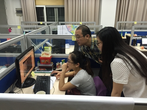 工作人员紧急处理灾后地理信息数据 