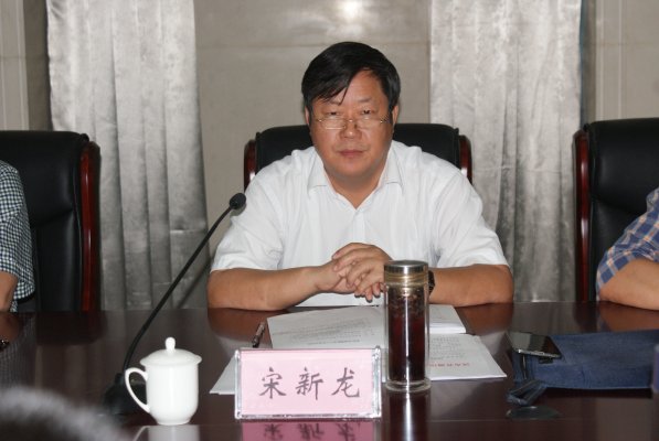 宋新龙主持会议