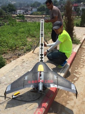 应急测绘队员调试无人机