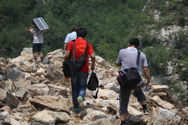 党员先锋队深入&ldquo;失联村&rdquo;