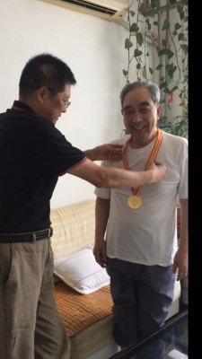 地信中心领导看望老党员