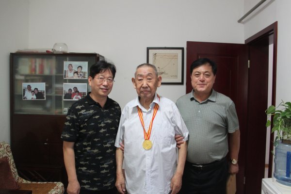 遥感院领导看望老党员