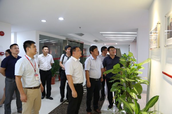 宋新龙参观南方测绘总部