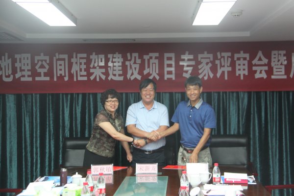 三方签署《数字石龙地理空间框架建设项目合作协议书》并宣告项目启动