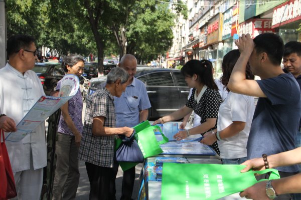 郑州分会场发放《测绘法》宣传品