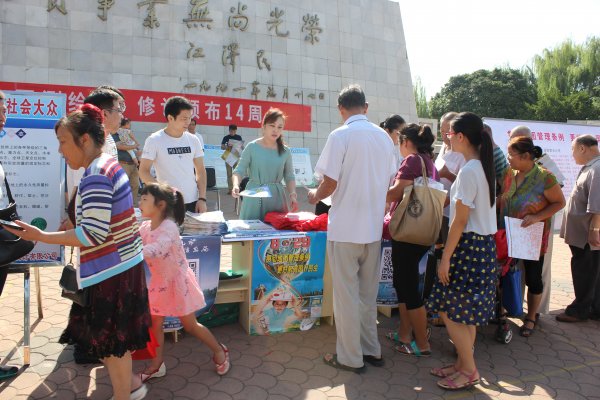 平顶山分会场发放《测绘法》宣传品