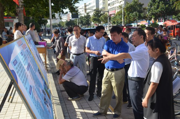 副县长刘国朝亲临宣传现场指导工作