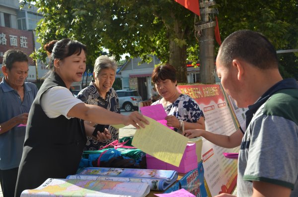 工作人员在为市民发放宣传资料