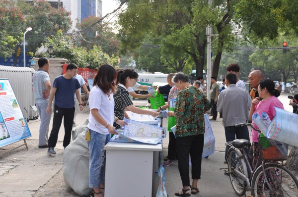 工作人员为群众发放宣传品