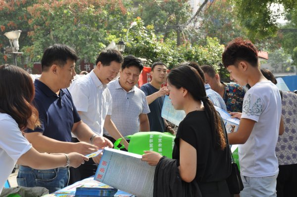 市国土资源局局长吕安民、副调研员李跃升为群众发放宣传品