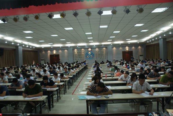 考试现场考生答题