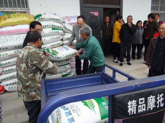何晨书记向村民发放复合肥