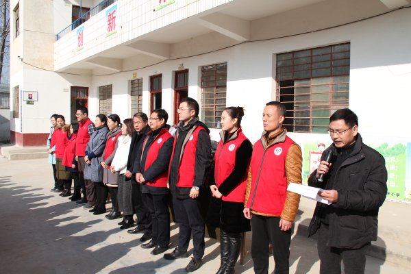 党员志愿者们来到皇王村小学.JPG.jpg