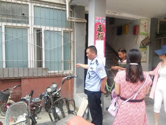 局后勤服务中心配合社区、派出所对家属院进行安全检查