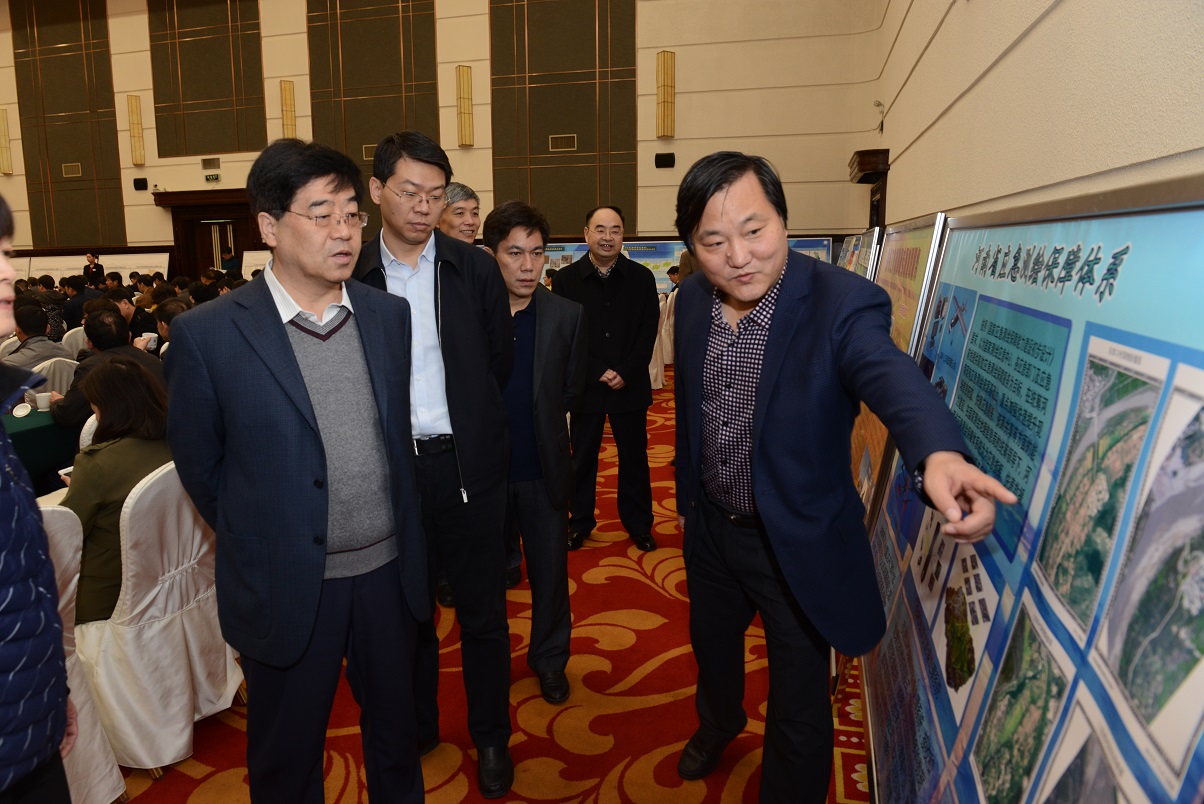 李维森副局长会签参观展板.JPG