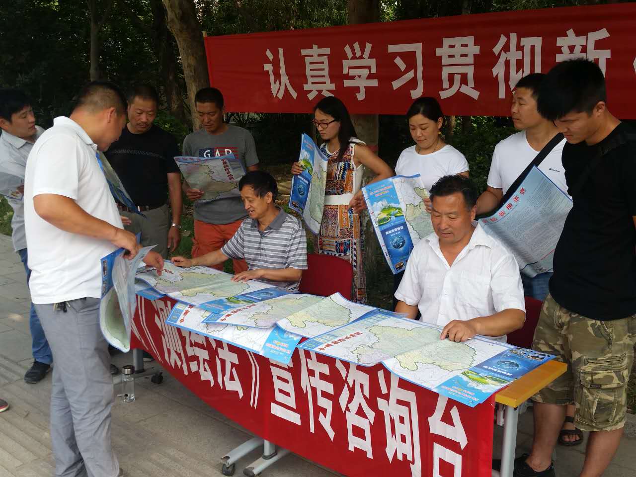 图片2：设立宣传台接受群众咨询.jpg