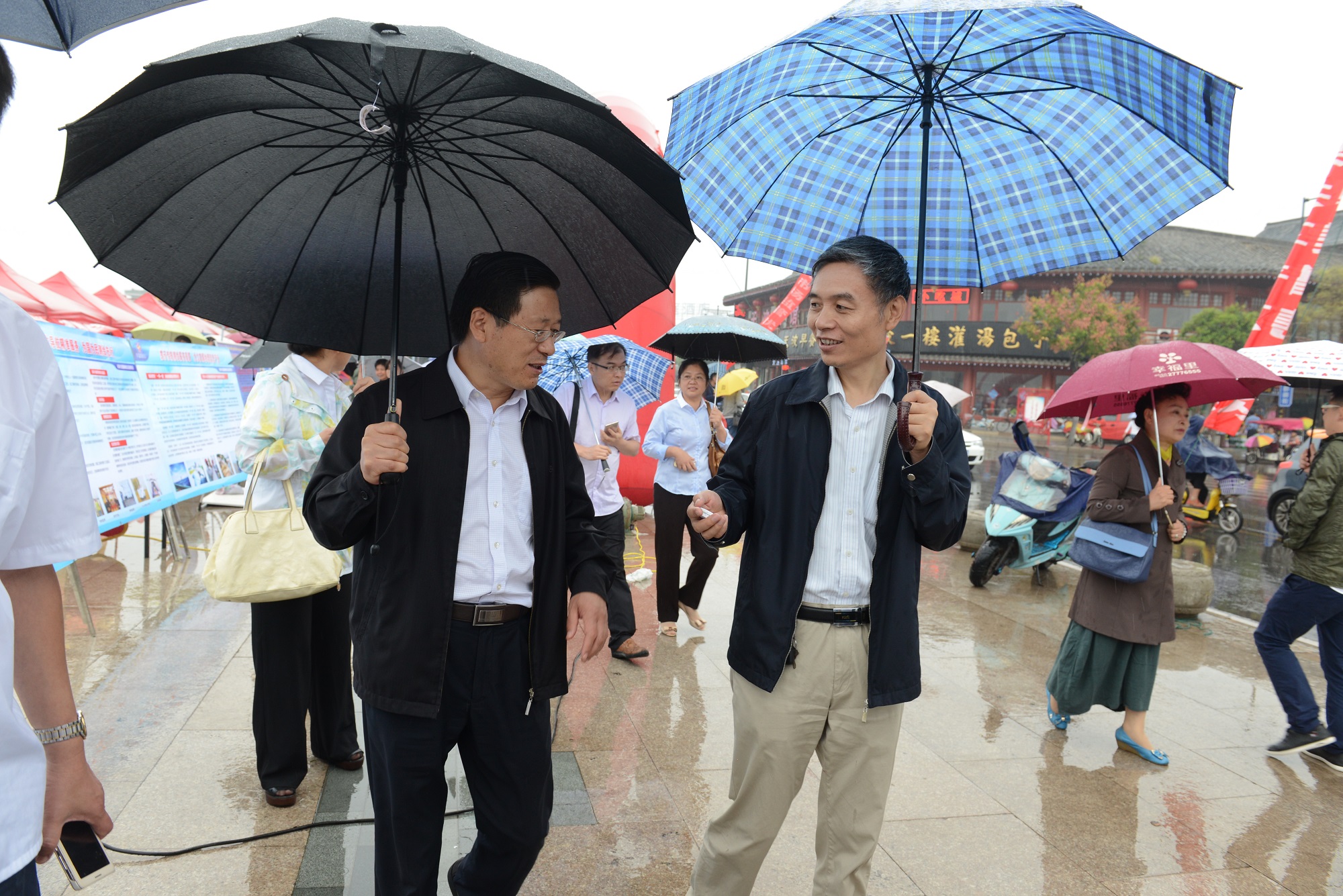 河南省测绘地理信息局副局长毛忠民参观测绘法宣传现场.JPG