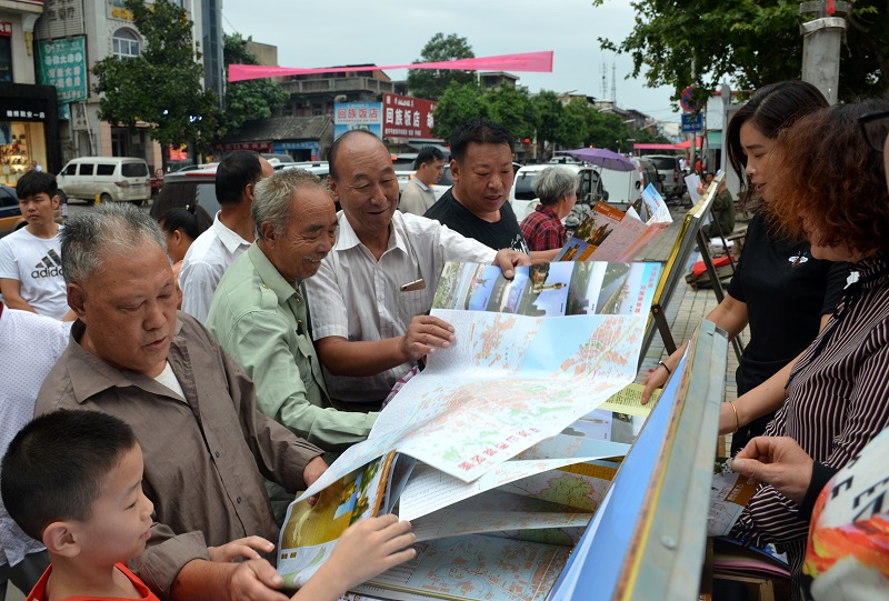 群众领取宣传资料.JPG