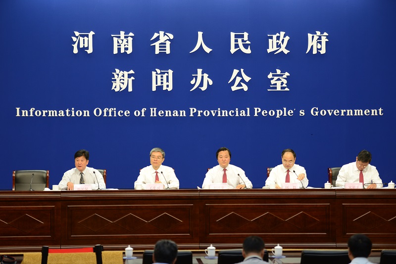 新闻发布会主席台.JPG