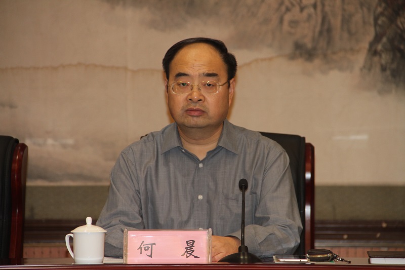 何晨参会.JPG