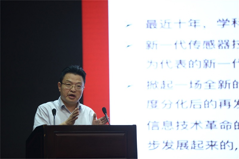3中国工程院院士、武汉大学副校长李建成作题为《人工智能与智慧测绘》的学术报告.JPG