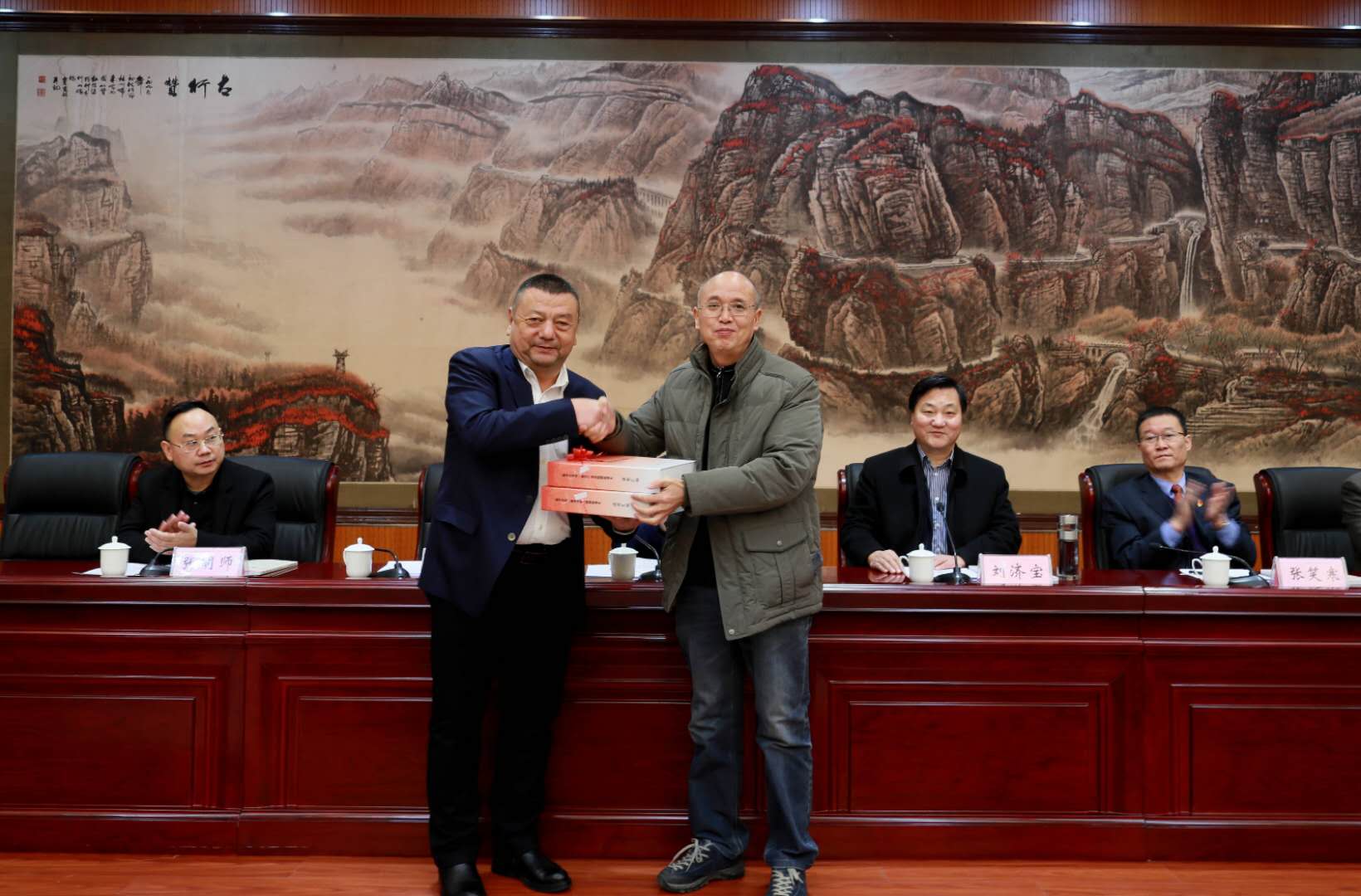 邓跃明向尼亚孜交付了“数字哈密”成果.jpg